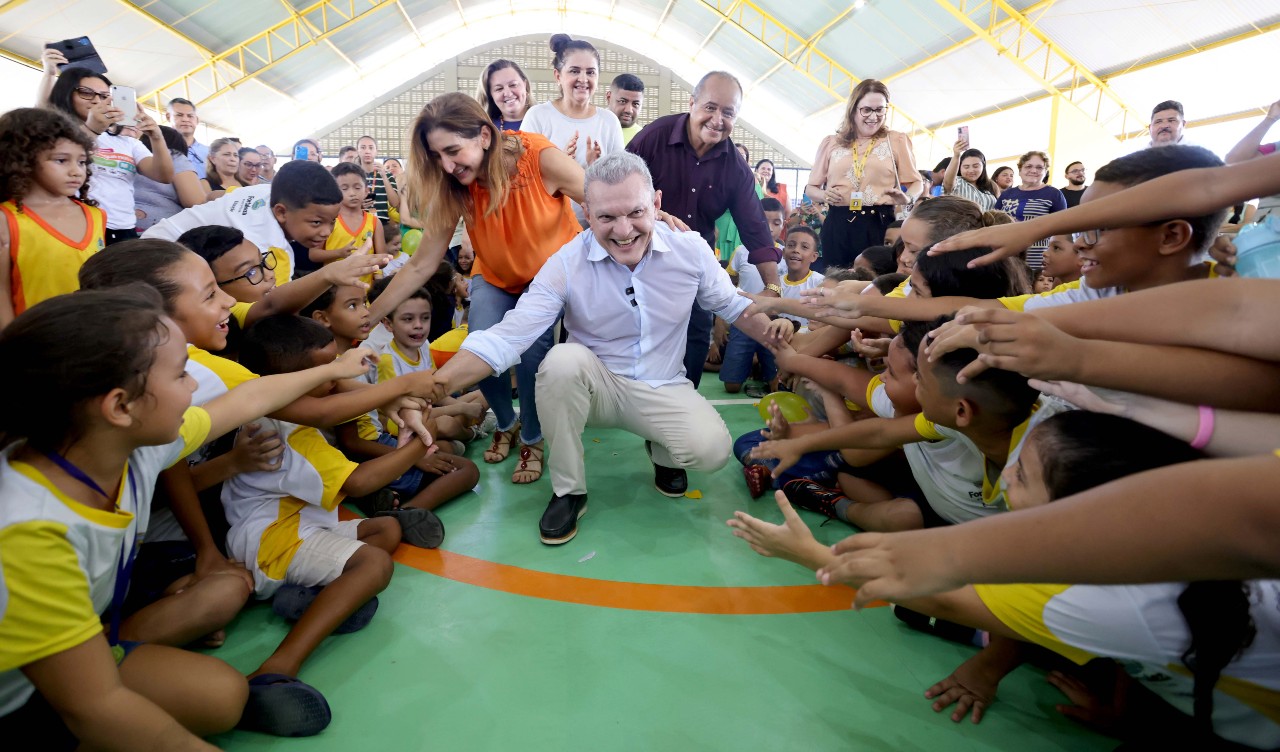 Sarto no meio de alunos na quadra da escola